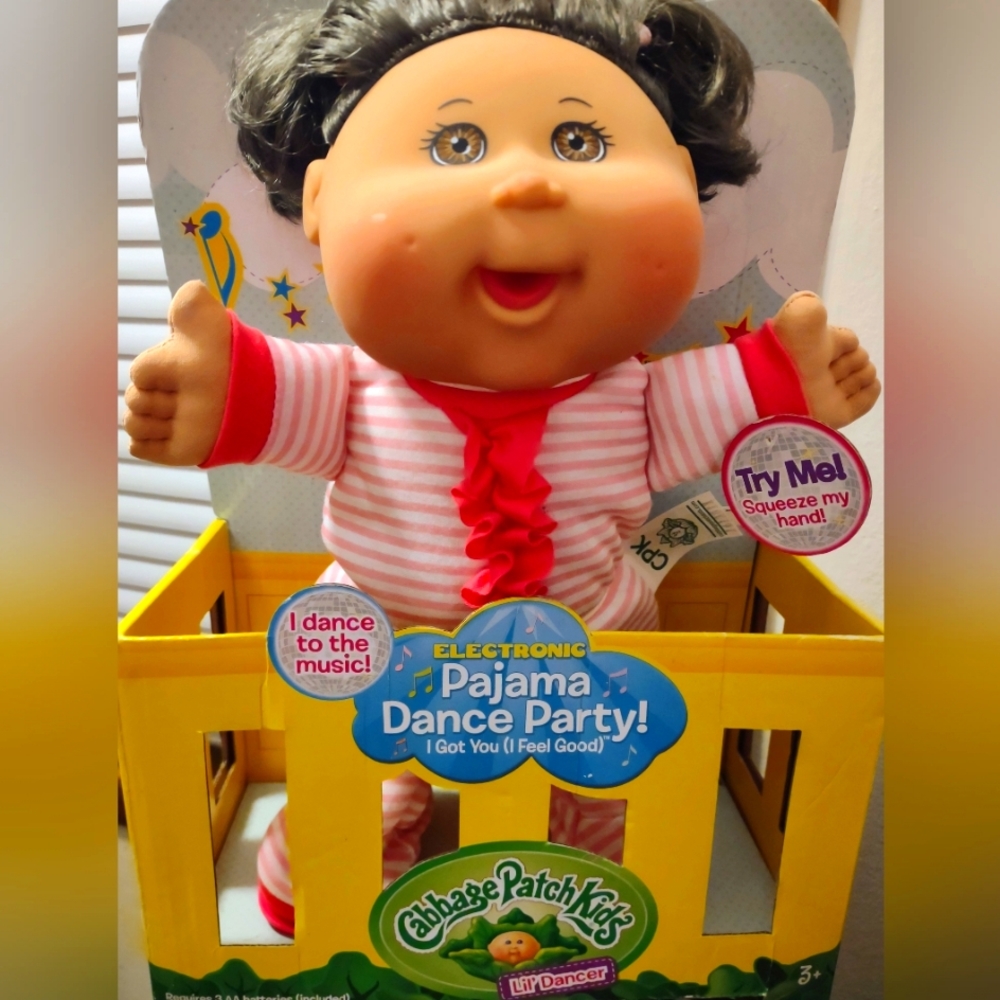 New still in box!2015 cabbage patch doll!works great still dances..